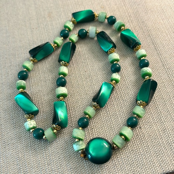 Vintage Japan one strand 2 tone green marbled glass necklace! - Picture 4 of 7